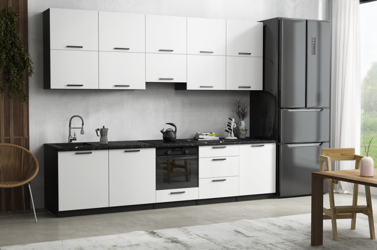 Zestaw mebli kuchennych POLA 3 z czarnym korpusem i matowymi, białymi frontami. Blat w kolorze czarnym o długości 300 cm. Kuchnia zawiera 5 stojących i 5 wiszących szafek – praktyczna i estetyczna zabudowa w nowoczesnym stylu.